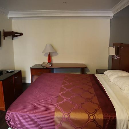 דאוני Chateau Inn & Suites מראה חיצוני תמונה
