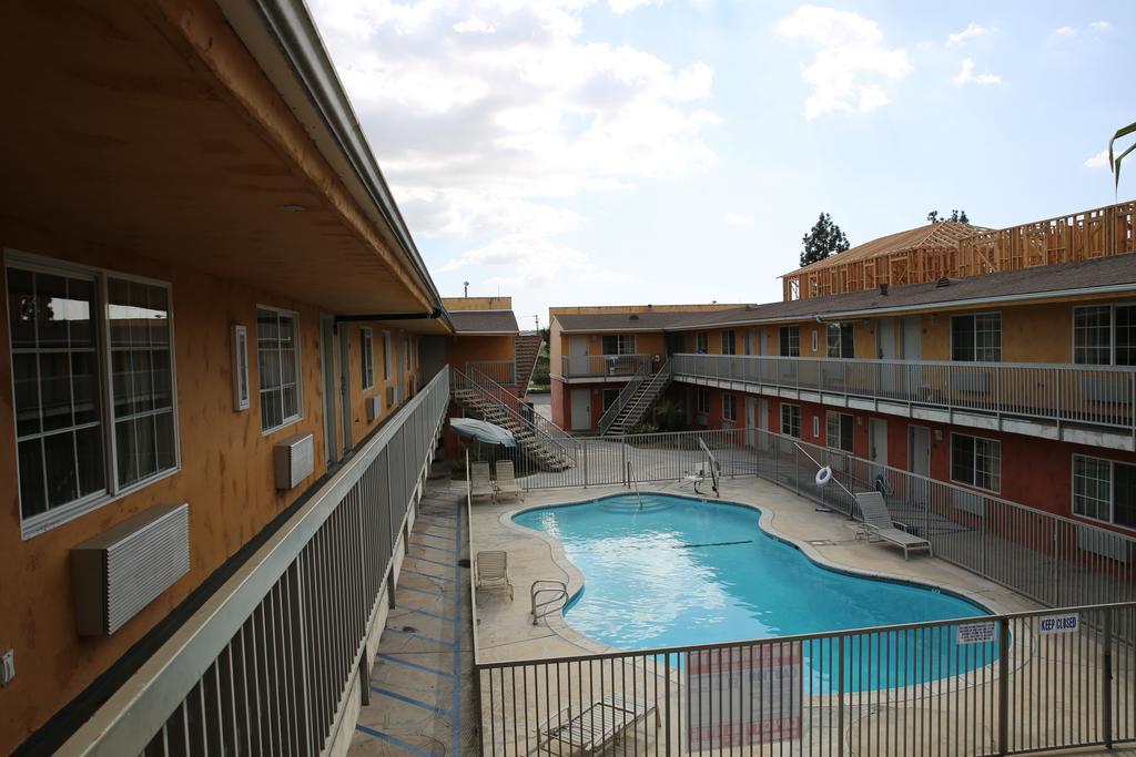 דאוני Chateau Inn & Suites מראה חיצוני תמונה