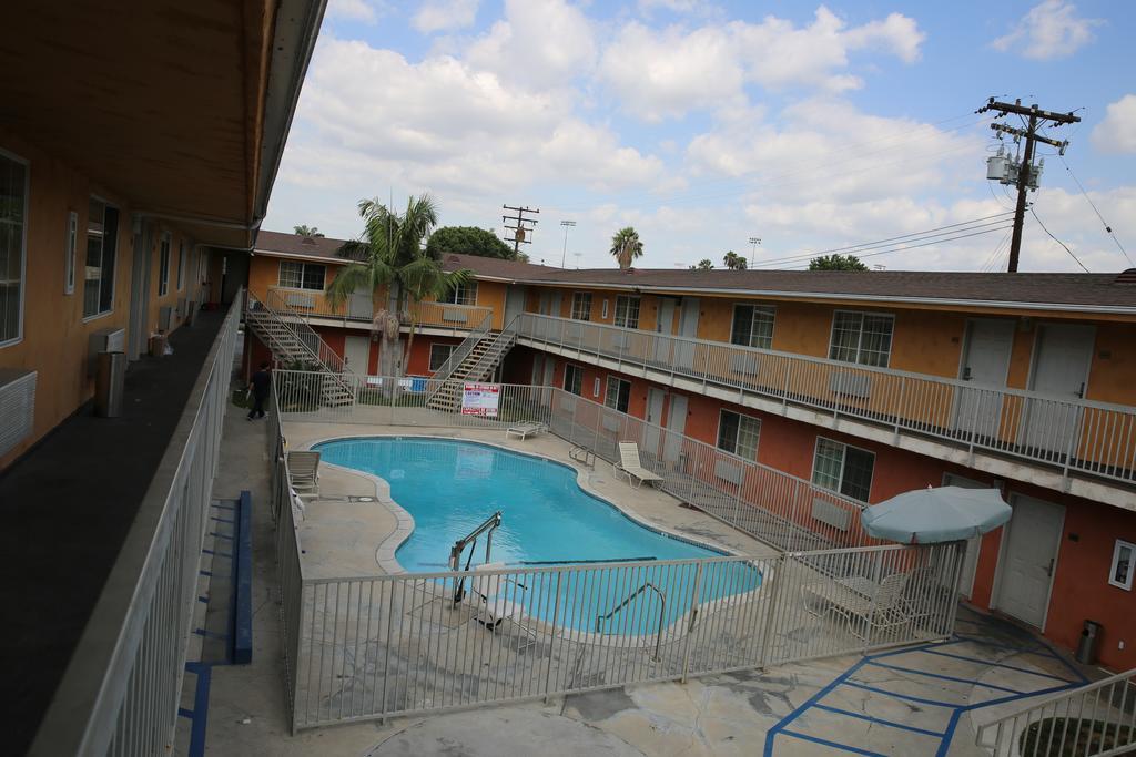 דאוני Chateau Inn & Suites מראה חיצוני תמונה