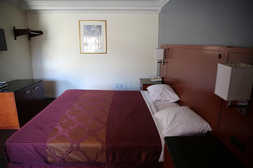דאוני Chateau Inn & Suites מראה חיצוני תמונה