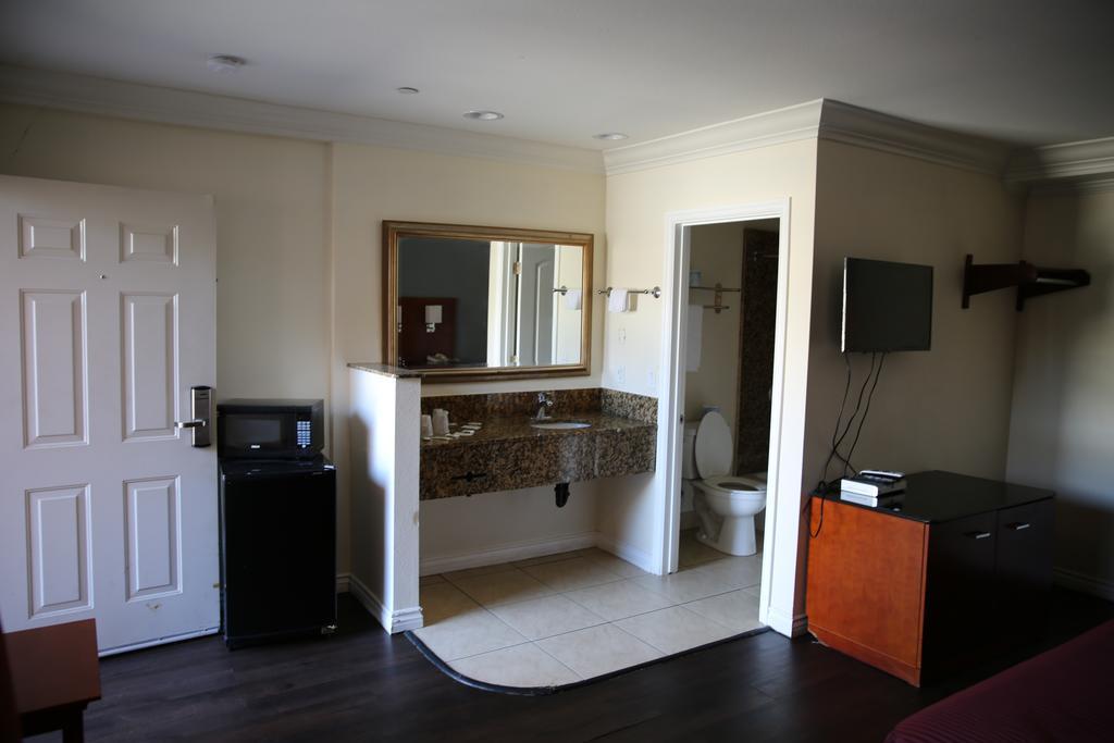 דאוני Chateau Inn & Suites מראה חיצוני תמונה